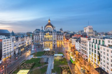 Antwerp, Belçika şehir merkezi Centraal tren istasyonundan şafağa kadar..