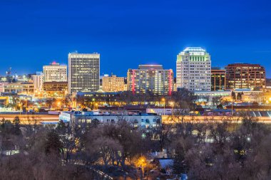 Colorado Springs, Colorado, ABD Şehir merkezi Geceleri gökyüzü.