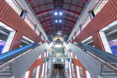ANTWERP, BELGIUM - 5 Mart 2020: Antwerpen-Centraal Tren İstasyonu yürüyen merdivenleri ve platformları. İstasyon 1905 yılından kalma..