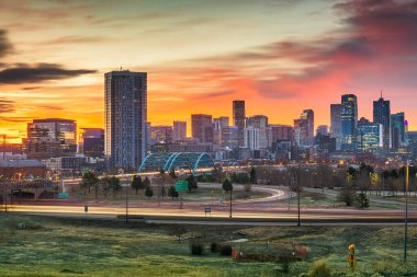 Denver, Colorado, ABD şehir merkezi şafakta ufuk çizgisi. 