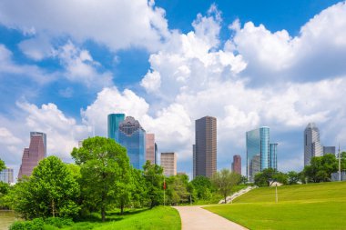 Houston, Teksas, ABD şehir merkezi gökyüzü ve öğleden sonra park.