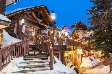 Breckenridge, Colorado, Usa şehir merkezinin caddelerinde kışın tatil ışıklarıyla.