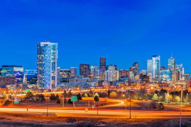 Denver, Colorado, ABD Şehir merkezi Geceleri gökyüzü. 