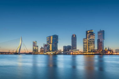 Rotterdam, Hollanda, alacakaranlıkta şehir silueti.