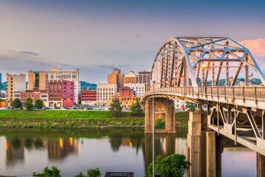 Alacakaranlıkta Nehri üzerindeki Charleston, Batı Virginia, ABD şehir manzarası.