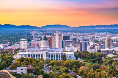 Salt Lake City, Utah, ABD şehir merkezi alacakaranlıkta gökyüzü.