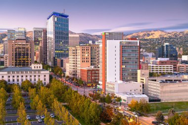Salt Lake City, Utah, ABD şehir merkezi finans bölgesi Alacakaranlık.