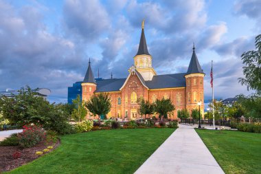 Provo, Utah, ABD Alacakaranlıktaki Provo Şehir Merkezi Tapınağı.