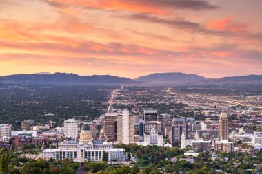 Salt Lake City, Utah, ABD şehir merkezi alacakaranlıkta gökyüzü.