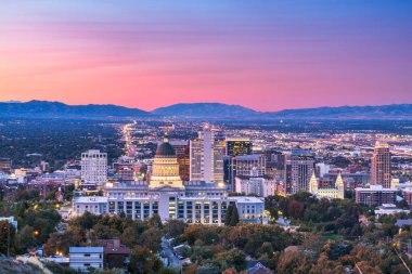 Salt Lake City, Utah, ABD şehir merkezi alacakaranlıkta gökyüzü.