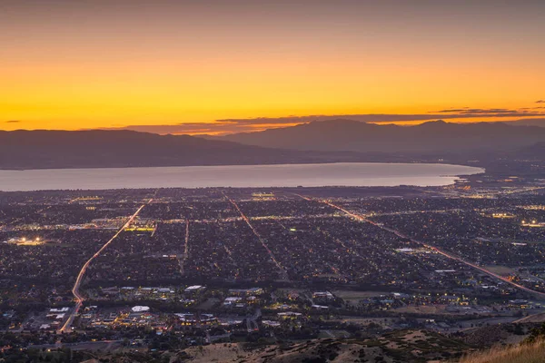 美国犹他州普罗沃市黄昏时分从观望市中心的景色 — 图库照片