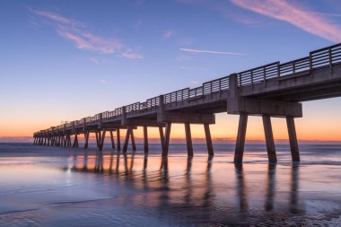 Jacksonville, Florida, ABD plaj manzaralı şafakta Jacksonville İskelesi.