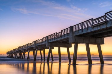 Jacksonville, Florida, ABD plaj manzaralı şafakta Jacksonville İskelesi.