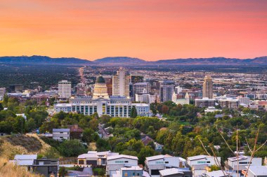 Salt Lake City, Utah, ABD şehir merkezi alacakaranlıkta gökyüzü.