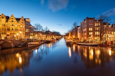 Alacakaranlıkta Amsterdam, Hollanda köprüleri ve kanalları. 
