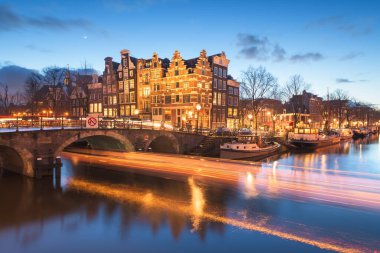 Alacakaranlıkta Amsterdam, Hollanda köprüleri ve kanalları. 