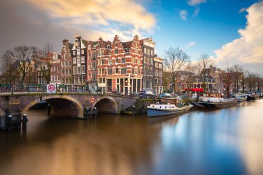 Alacakaranlıkta Amsterdam, Hollanda köprüleri ve kanalları. 