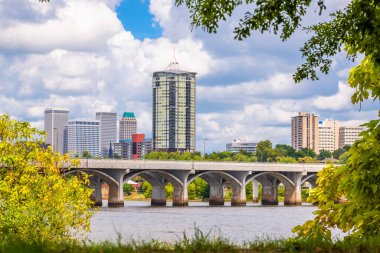 Tulsa, Oklahoma, ABD şehir merkezi Arkansas Nehri üzerinde öğleden sonra gökyüzü.