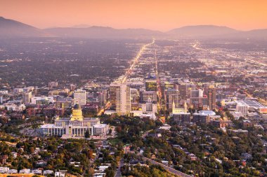 Salt Lake City, Utah, ABD şehir merkezi alacakaranlıkta gökyüzü.