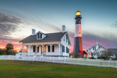 Tybee Adası, Georgia, Usa Alacakaranlıkta deniz fenerinde.