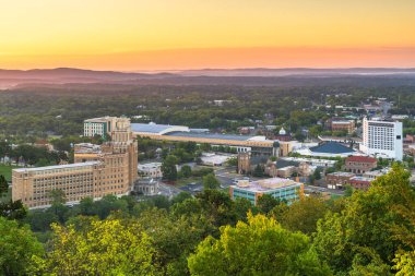 Hot Springs, Arkansas, ABD şehir silueti şafaktan itibaren.