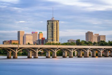 Alacakaranlıkta Arkansas Nehri üzerinde Tulsa, Oklahoma, ABD şehir manzarası.