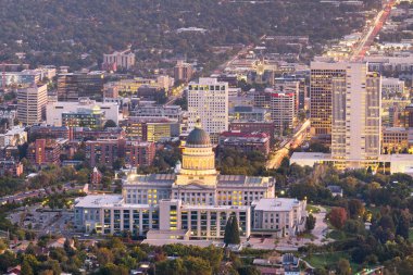 Salt Lake City, Utah, ABD şehir merkezi alacakaranlıkta gökyüzü.