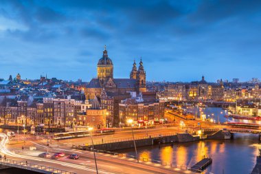 Eski Merkez Bölgesi üzerindeki Amsterdam, Hollanda şehir merkezi Aziz Nicholas Bazilikası.