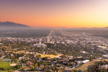 Salt Lake City, Utah, ABD şehir merkezi alacakaranlıkta gökyüzü.