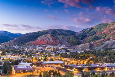 Park City, Utah, ABD şehir merkezi Sonbaharda alacakaranlıkta.