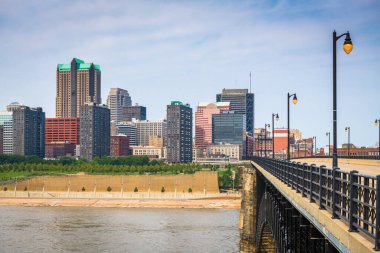 St. Louis, Missouri, ABD şehir merkezi Mississippi Nehri üzerinde ufuk çizgisi.