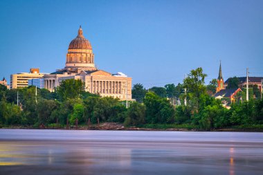 Jefferson City, Missouri, ABD şehir merkezi Missouri Nehri manzaralı Eyalet Kongre Binası akşam karanlığında.