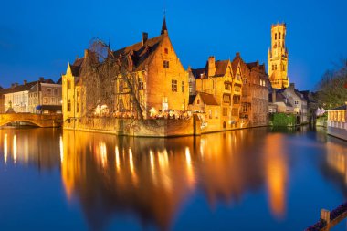 Bruges, Rozenhoedkaai Nehri 'ndeki Belçika gece sahnesi..
