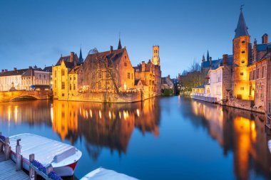 Bruges, Rozenhoedkaai Nehri 'ndeki Belçika gece sahnesi..