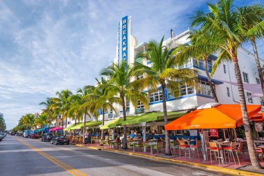 MIAMI, FLORIDA - 6 HAZİRAN 2014: Miami sahilindeki Breakers Otel 'de Okyanus Yolu.