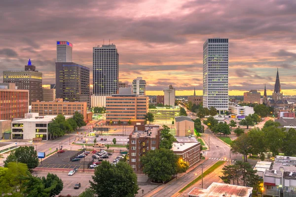 Tulsa, Oklahoma, ABD şehir merkezi alacakaranlıkta ufuk çizgisi.