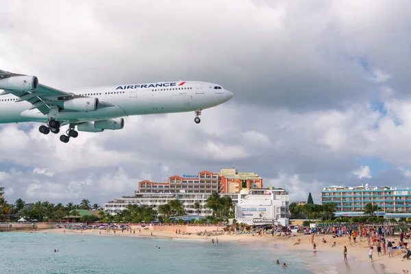 Philipsburg Sint Maarten Δεκεμβριου 2013 Ένα Εμπορικό Τζετ Πλησιάζει Αεροδρόμιο — Φωτογραφία Αρχείου