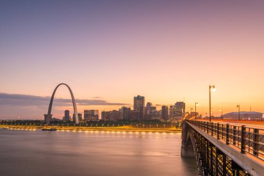 St. Louis, Missouri, ABD şehir cityscape alacakaranlıkta Mississippi Nehri üzerinde. 