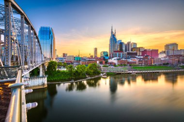 Nashville, Tennessee, ABD şehir merkezi alacakaranlıkta Cumberland Nehri üzerinde gökyüzü.