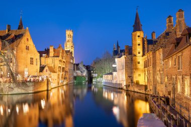 Bruges, Rozenhoedkaai Nehri 'ndeki Belçika gece sahnesi..