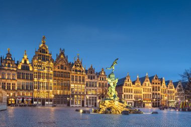 Antwerp 'li Grote Markt, Belçika Alacakaranlıkta.