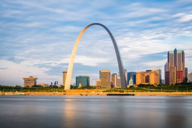 St. Louis, Missouri, ABD Mississippi Nehri üzerindeki şehir merkezi.