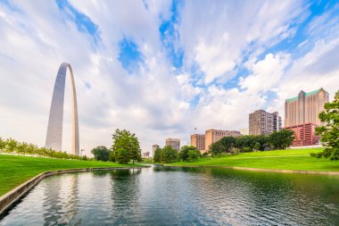 St. Louis, Missouri, ABD Parkı manzaralı sabah.