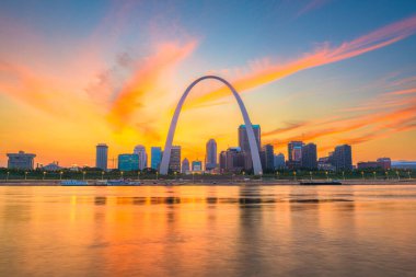 St. Louis, Missouri, ABD şehir cityscape alacakaranlıkta Mississippi Nehri üzerinde. 