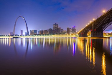 St. Louis, Missouri, ABD şehir cityscape alacakaranlıkta Mississippi Nehri üzerinde. 