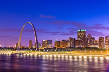 St. Louis, Missouri, ABD şehir cityscape alacakaranlıkta Mississippi Nehri üzerinde. 