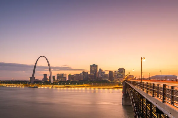 Louis Missouri Abd Şehir Cityscape Alacakaranlıkta Mississippi Nehri Üzerinde — Stok fotoğraf