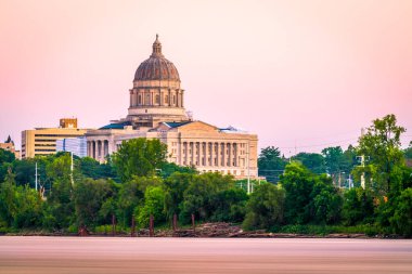 Jefferson City, Missouri, ABD şehir merkezi Missouri Nehri manzaralı Eyalet Kongre Binası akşam karanlığında.