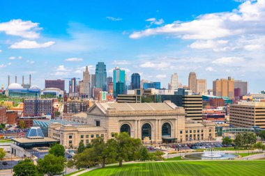 Kansas City, Missouri, ABD şehir merkezi Union Station ile gökyüzü.