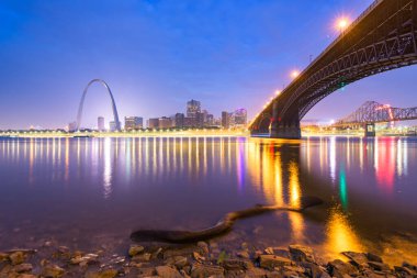 St. Louis, Missouri, ABD şehir cityscape alacakaranlıkta Mississippi Nehri üzerinde. 